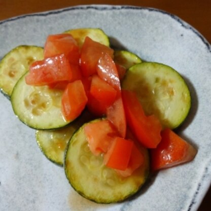 ズッキーニとトマトの組み合わせがピッタリですね！
さっぱりとしたトマトダレにごま油の風味がイイですね^m^
美味しくいただきました♪